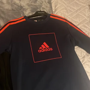Adidas tröja - En adidas tröja som är köpt på kidsbrandstore för något år sedan. Nästan aldrig använd. Jätte snygg färg på den. Passar även till en xs