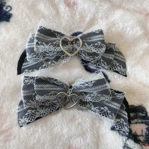 Handgjorda hårrosetter  - Handgjorda hårrosetter med hjärtan och kedjor 