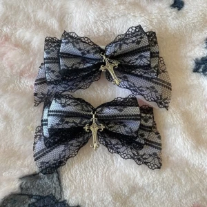 Handgjorda hårrosetter  - Handgjorda hårrosetter med kors