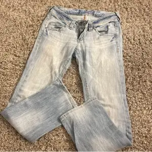 Ett par sjukt snygga Lågmidjade jeans ifrån Lee. Midjemått är 80-82 cm och innerbenslängd är 77-80 cm.😝