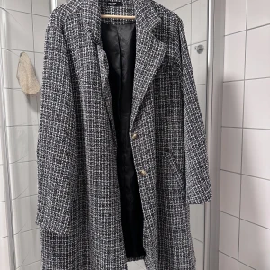 Svartvit jacka plussize - Svartvit jacka stickat material, bra skick använt 2-3 gånger.  Storlek 4XL, Shein Curve.  Mätt bröst ungefär 134cm