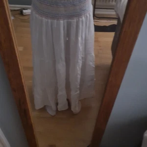 Lång kjol💓 - Hej jag säljer en jätte fin lpng kjol från zara då den är lite stor i midjan. Har bara andvönt den 1 gång. Säljer den för 375 då jag köpte den för 499