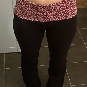 Pink yogapants bootcut - Jättefina eftertraktade PINK/Victoria’s secret bootcut yogapants i strl XS men passar även mig som vanligtvis har S/M 💓Innerbenslängd: 80,5 cm 💓 bud på 880 och har startat budgivning om man vill lägga högre 🫶