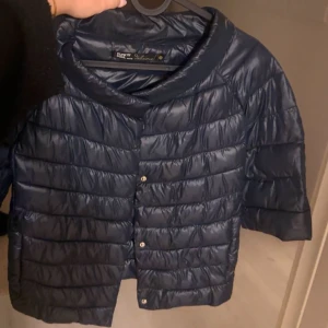 Trekvartsärmad Jacka💕 - En trekvartärmad jacka, (mörkblå) storlek s, köpt på plick vet ej grund märket förutom det som står på lappen!💓