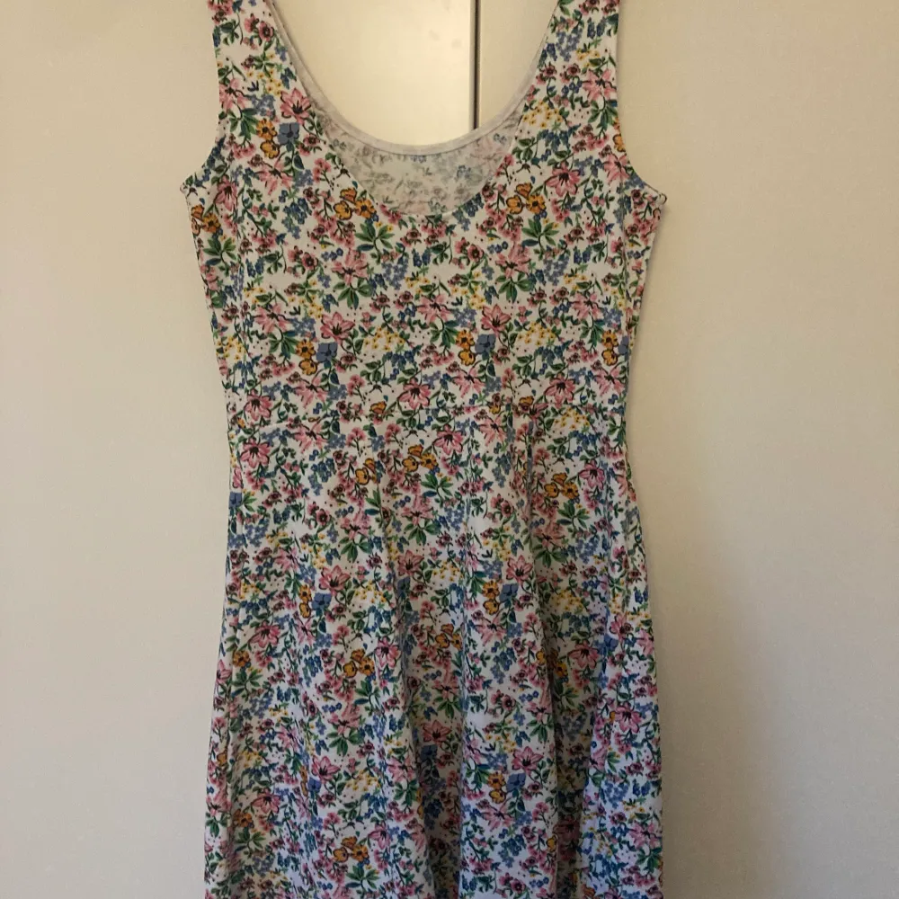 Säljer denna sjukt gulliga klänningen från H&M ❣️ Aldrig använd av mig, men köpte den av en bekant (dock i nyskick) 🫶🏻 . Klänningar.