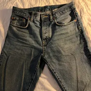 Säljer dessa jeans från zara i modellen straight. Storlek: eu 38. Använda ett fåtal gånger. Vid frågor eller om du vill ha fler bilder är det bara att skicka ett meddelande!