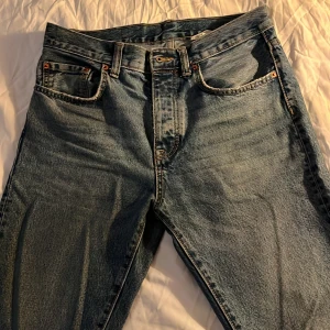 Straight jeans från zara  - Säljer dessa jeans från zara i modellen straight. Storlek: eu 38. Använda ett fåtal gånger. Vid frågor eller om du vill ha fler bilder är det bara att skicka ett meddelande!