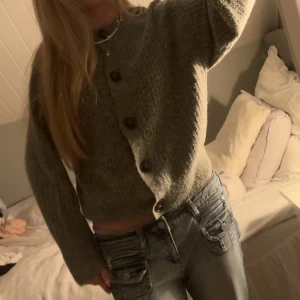 Kofta - Grå stickad kofta💕