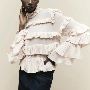 Blus - En superfin tröja från hm. Aldrig använd. Slutsåld nästan över allt. Nypris 600kr