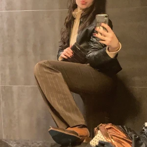 Bruna utsvänga byxor - Bruna utsvänga byxor med tunna ränder. Tajta upptill och sedan vidare vid knäna och neråt. Kontakta mig för fler bilder! ❤️‍🔥