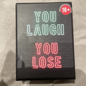 Drickspel  - Roligt dryckesspel med skämt. Köpt för 200kr. Inge defekter då det knappt är använt. 