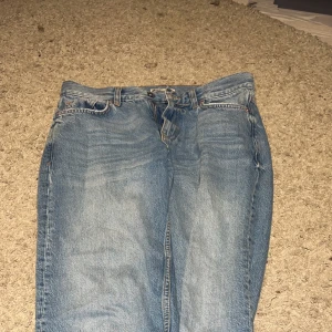 Lågmidjade jeans  - en liten gräsfläck som inte går bort i tvätten, men man tänker inte på den. tar endast swish 