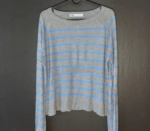 Zara tröja  - Säljer en tunn och skön zara långärmad tröja. Den är i bra skick och köpte på Plick men säljer då den inte passade mig i storleken. Jag säljer den för 150 kr💕