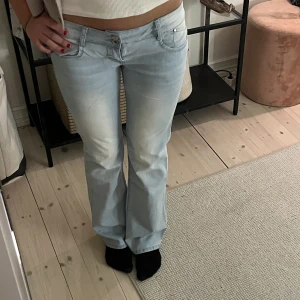 Lågmidjade jeans - Helt nya lågmidjade jeans  Midjemått: 79cm  Innerbenslängd: 82cm 