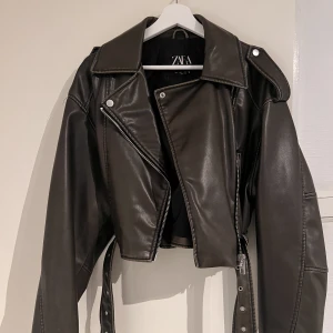 Skinnjacka från zara  - Jättefin skinn jacka från zara i en mörkgrön färg i utmärkt skick då den bara är använd 1 gång. Har en liten oversized passform 