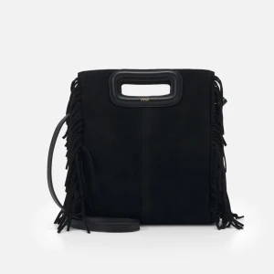 Maje väska  - Jag säljer nu min majeväska eftersom den ej kommer till användning, köpt förra året och är använd men inte så sliten💕köpt för 2800  Hör av er för mer bilder