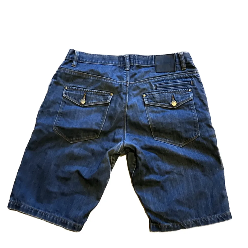 Ett par feta jeansshorts i storlek m som är i bra skick.. Jeans & Byxor.