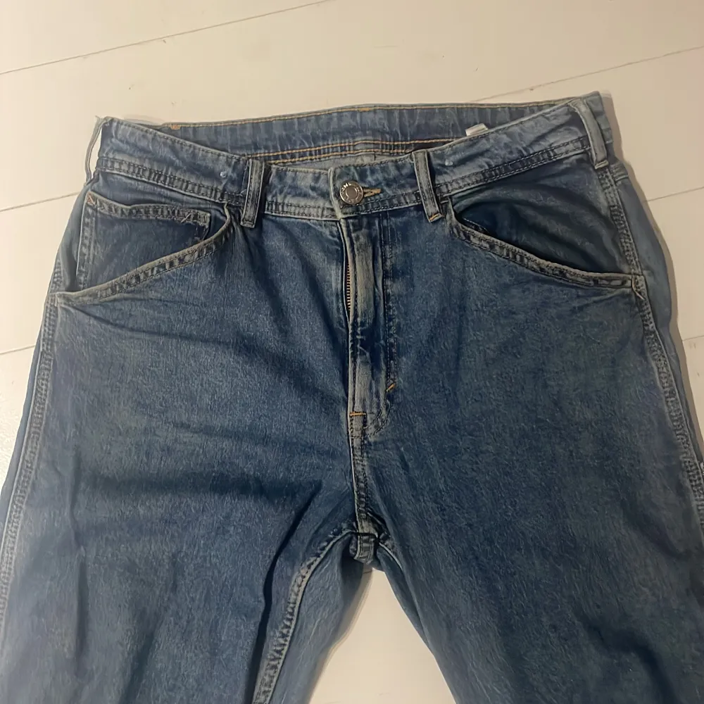 Ett par snygga jeans köpta från h&m, passformen är 29/32 och är i ganska bra skick. Jeansen är straight fit och om du är sugen på att köpa så får du gärna höra av dig!. Jeans & Byxor.