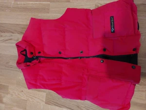 Canada goose väst - Röd dunväst med svart foder