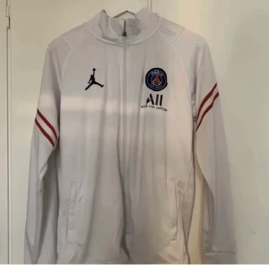 Psg tröjaa - Säljer en psg tröja i bra skick, det kan finnas små fläckar som inte syns när man har på den💕