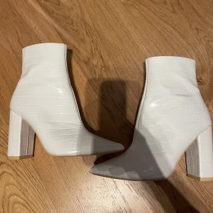 Boots med klack - Säljer mina vita boots från Nelly, då de är för små för mig, endast använda en gång. Storlek 38💗