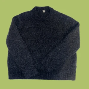 Arket Sweater  - Ylletröja i storlek M (skulle dock nog passa S också) från Arket. I väldigt bra skick. Kan både frakta och mötas upp i Stockholm! 