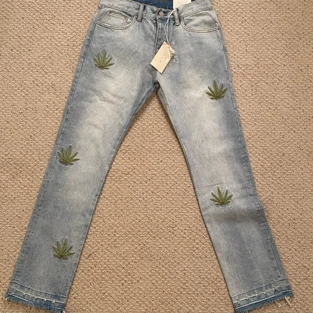 Oanvända jeans, storlek 36. Säljer de för 450kr. De är helt slutsålda överallt. Nyspris var 800kr. Skriv vid intresse för frågor eller flera bilder på dem. . Jeans & Byxor.
