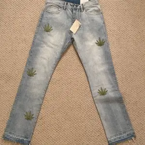 Oanvända jeans, storlek 36. Säljer de för 450kr. De är helt slutsålda överallt. Nyspris var 800kr. Skriv vid intresse för frågor eller flera bilder på dem. 