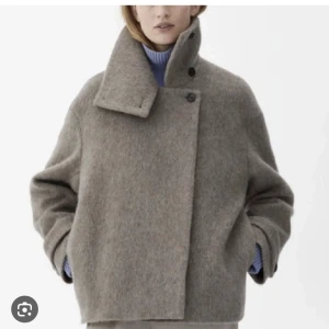 Arket jacka - Säljer nu min jättefina arket jacka som inte längre kommer till användning! Passar xs-m! Köparen står för frakten🥰