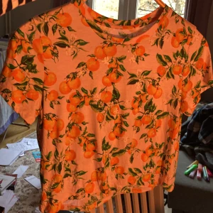 Apelsintröja  - Tröja från Monki i storlek S. Fint skick och nytvättad. Rökfritt och djurfritt hem☺️
