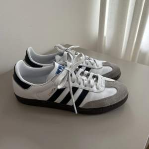 Säljer mina Adidas samba i den vita färgen 🤍 Köpta för 1299kr men säljer för 800🤍 Använda ett fåtal gånger så i bra skick !☺️Slutsålda på hemsidan