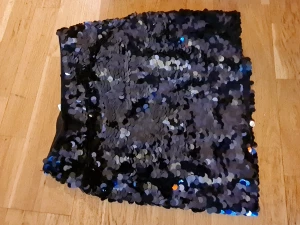 Paljettkjol strl Small - Paljettkjol med slits. Strl Small från HM