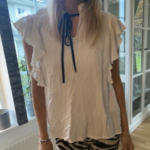 Vit blus - Supersnygg vit blus ifrån YAS!! 😍🙌