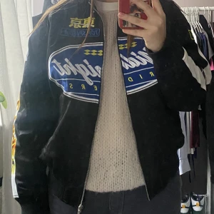 Bomberjacka - Helt ny bomberjacka från bershka med prislapp nypris 1139kr  Har även jackan i M (nyskick)🥰