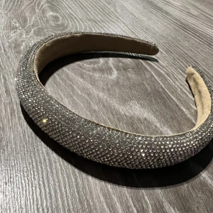 Glittrigt diadem - Säljer detta glittriga diadem som är helt nytt, endast testat 🫶🏼  Säljer då det inte kommer till användning.