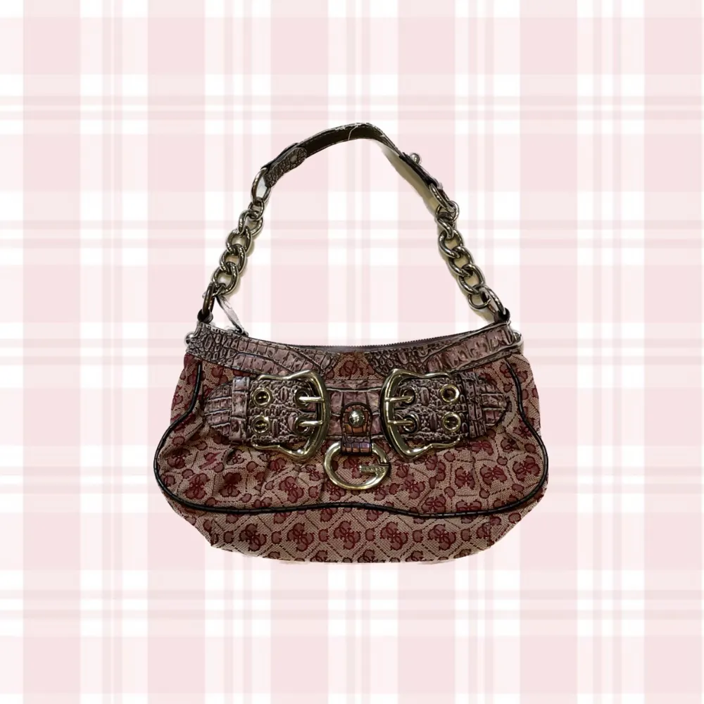 Brand: Guess Size: (W) 28cm × (H) 14cm × (D) 10cm     Material: Linen and Leather.      This vintage 2000s different printed pink Guess bag is made out of faux leather and linen.. Väskor.