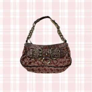 Brand: Guess Size: (W) 28cm × (H) 14cm × (D) 10cm     Material: Linen and Leather.      This vintage 2000s different printed pink Guess bag is made out of faux leather and linen.