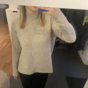 Stickad tröja  - Jöttefin stickad tröja i fint skick. Är i storlek xs men sitter bra på mig som ofta har S. Använd gärna köp nu men skriv gärna först💞