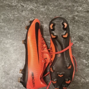 Fotbollsskor  - Storlek 41