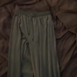 mjukis byxor  - ljusblåa mjukisar använd fåtal gånger och inga defekter och inga fickor