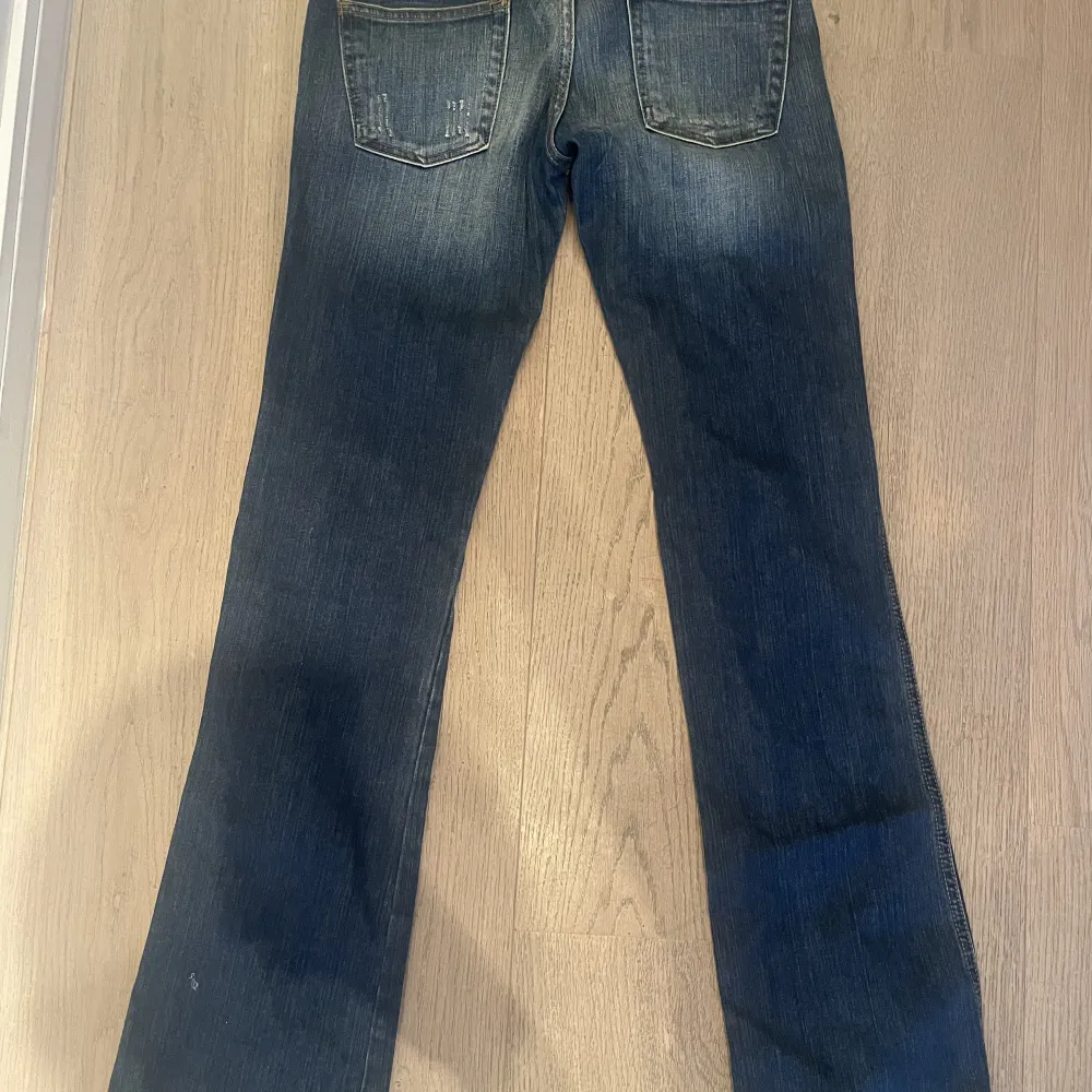 Vintage just cavalli jeans Lågmidjade  Storlek 29 i midjan  102cm i ytterbenslängd  40cm tvärs över midjan  Byxorna har lite stretch i tyget . Jeans & Byxor.