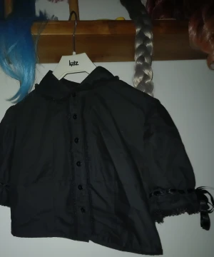 Lolita blus  - Använd några gånger men I fint skick katt finns I hemmet men rollar av innan jag skickar. 