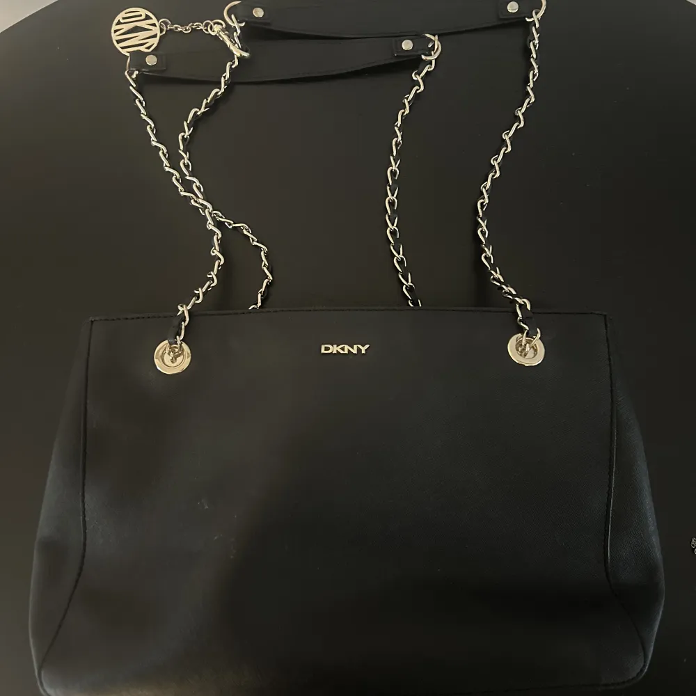 Säljer en svart väska från DKNY, knappt använd!!💗💗 köpare står för frakt!. Väskor.