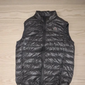 Moncler väst - Använt fåtal gånger, inga skador eller fläckar 10/10 Vid mer frågor skicka PM!