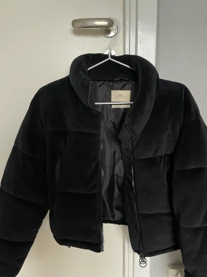 Puffer jacket - Säljer min knappt oanvända puffer jacket i sammet från Urban Outfitters!!!! Croppad modell men såå varm och mjuk med sammeten. Nypris låg på över 1000.