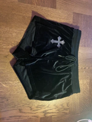 Shorts med bling - Säljer också för att de inte kommer till användning, samma modell som de andra! Endast testade 💗