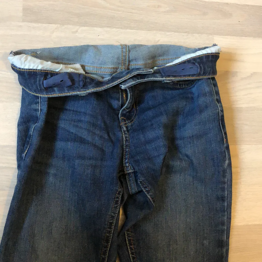 Ett par mörka Bootcut jeans i storlek 152 11-12y! Använda men hittar inga defekter. Går att spänna åt i midjan (se bild 3).  Dom är midwaist.. Jeans & Byxor.