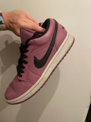 Air jordan SE low light mulberry/black - Säljer mina Jordan 1’s SE Low i färgen Light Mulberry / Black. storlek EU40 