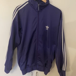 Adidas kofta  - Ball lila adidas kofta, utan skador eller liknade, säljer pga den inte kommer till användning, köpt på humana ❤️ nypris 250