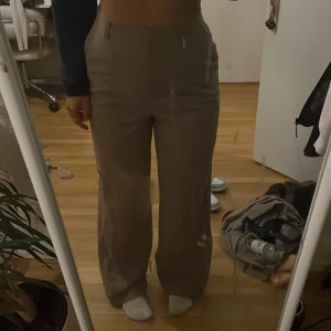 Nakd kostymbyxor  - INSYDDAI MIDJAN OCH UPPSYDDA, skriv om ni vill veta måtten. Beiga kostymbyxor från nakd  